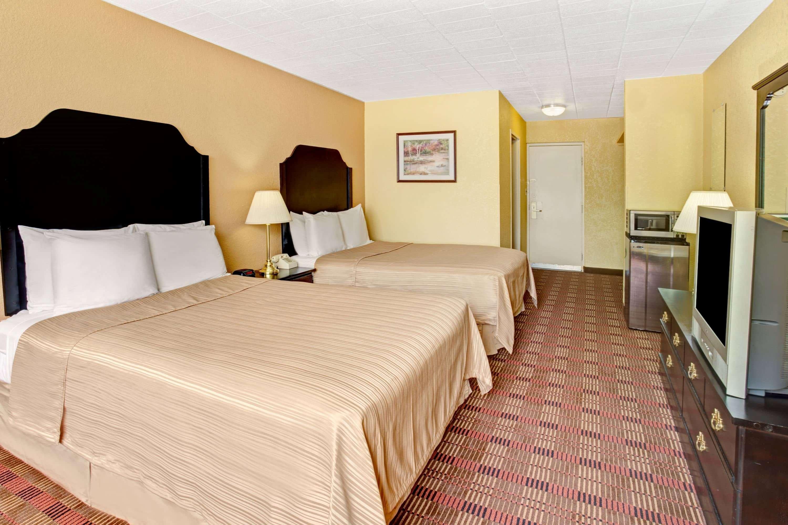 Howard Johnson By Wyndham Pikesville Esterno foto